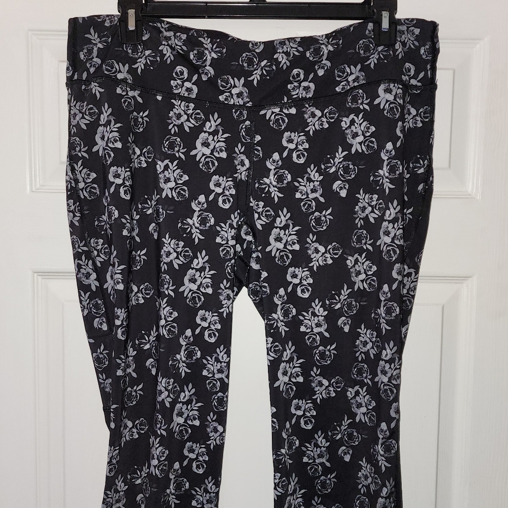 Old Navy- 7/8 length - Floral black & white leggings